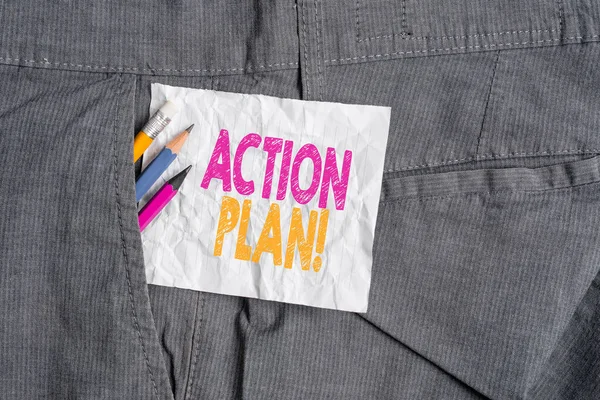 显示行动计划的文本符号。概念照片建议战略或行动过程为一定的时间写作设备和白纸在男人工作裤的口袋里. — 图库照片
