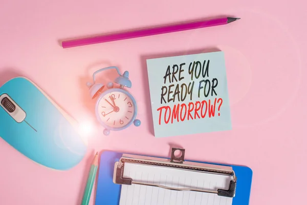 Kavramsal el yazısı yarın için hazır mısın sorusunu gösteriyor. İş fotoğrafı gösterimi Motivasyon Hazırlığı Alarm saati not panosu kağıt işaretleyicileri renk arkaplanı. — Stok fotoğraf