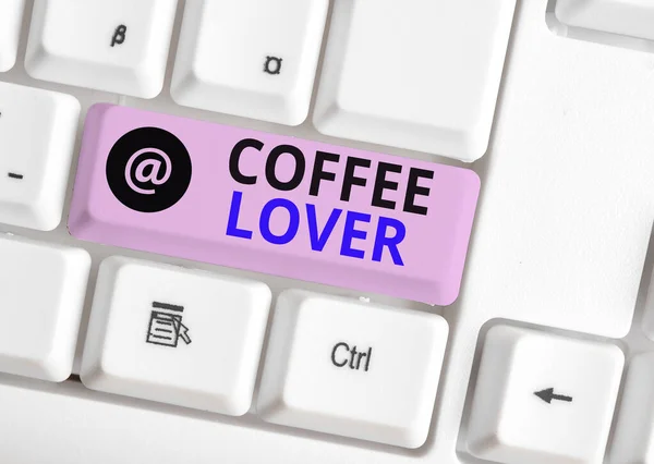 Textschreiben Kaffeeliebhaber. Business-Konzept für eine Demonstration, die liebt oder hat eine Vorliebe für Kaffee trinken weiße PC-Tastatur mit leerem Notizpapier über weißem Hintergrund Schlüssel Kopierraum. — Stockfoto