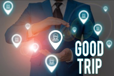Kelime yazma metni Good Trip. Bir yolculuk veya yolculuk için iş konsepti, tekne ile işletilen, tren, otobüs, ya da araç her türlü Erkek insan giyim resmi iş elbisesi akıllı cihaz kullanarak sunum sunan.