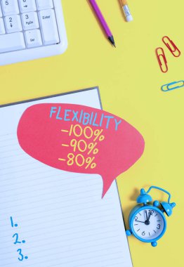 Kavramsal el yazısı esnekliği% 90% 80 gösteriyor. İş fotoğrafı gösterimi ne kadar esneksiniz erkeklik seviyesi. Masada bilgisayar ile boş kırmızı balon kağıdı var.