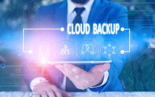 Nota de escrita mostrando Cloud Backup. Exibição de fotos de negócios permitem que os clientes acessem remotamente os serviços do provedor. . — Fotografia de Stock