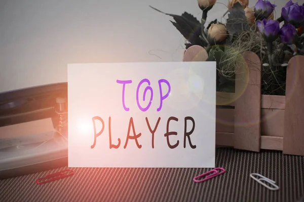 Znak tekstowy pokazujący Top Player. Conceptual zdjęcie jest najlepszy w grze sportowej, takich jak piłka nożna lub elektroniczne kwiaty i pisania urządzeń plus zwykły arkusz powyżej teksturowane tło. — Zdjęcie stockowe