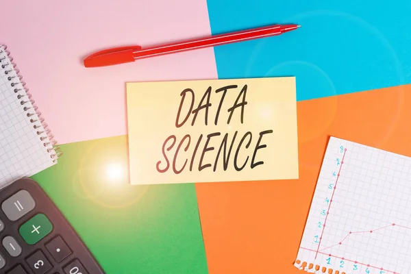 글씨체 데이터 과학. 개념 이의 미하는 것은, 과학적 인 방법을 사용하는 다양 한 학문적 인 분야에서 사무실의 다채 로운 정방 형 책상 공부는 빈 종이 스티커를 제공 합니다.. — 스톡 사진