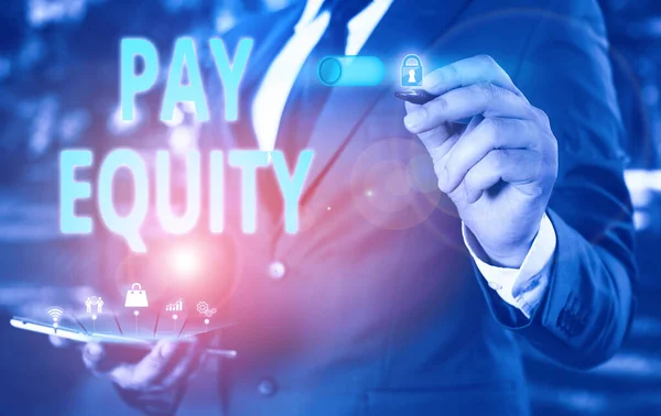 Tekstbord met Pay Equity. Conceptuele foto elimineren geslacht en ras discriminatie in loonsystemen Mannelijke menselijke dragen formele werkpak presentatie met behulp van slimme apparaat. — Stockfoto