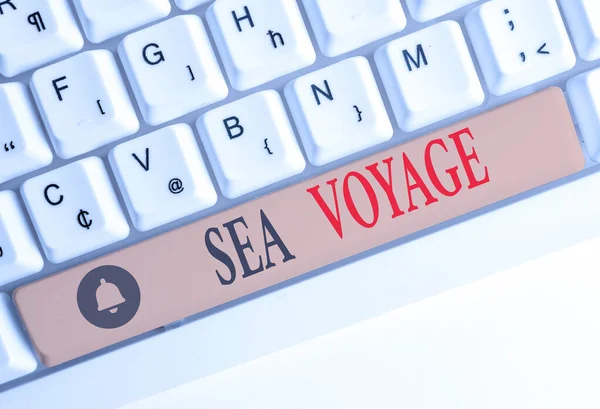 Texto escrito por palavra Sea Voyage. Conceito de negócio para andar de barco através dos oceanos geralmente para países da costa Teclado pc branco com papel de nota vazia acima do espaço de cópia de chave de fundo branco . — Fotografia de Stock