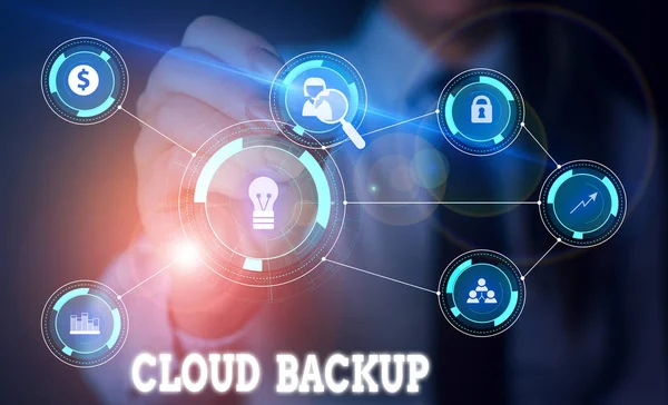 Manuscrito texto escrevendo Cloud Backup. Conceito significado permitir que os clientes acessem remotamente os serviços do provedor Mulher usar terno de trabalho formal apresentando apresentação usando dispositivo inteligente . — Fotografia de Stock