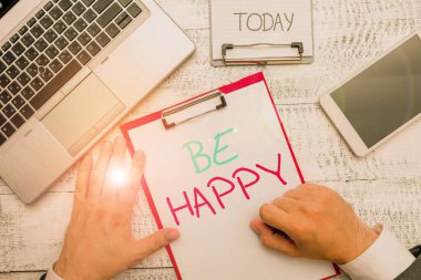 Mutlu Ol tabelası. Kavramsal fotoğraf, her anı son aşkın olarak yaşa ailenin işi olarak..