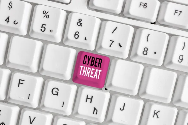 Manuscrito texto escrevendo Cyber Threat. Conceito significado tem um potencial para causar sérios danos a um sistema de computador Teclado pc branco com papel de nota vazio acima espaço de cópia de chave de fundo branco . — Fotografia de Stock