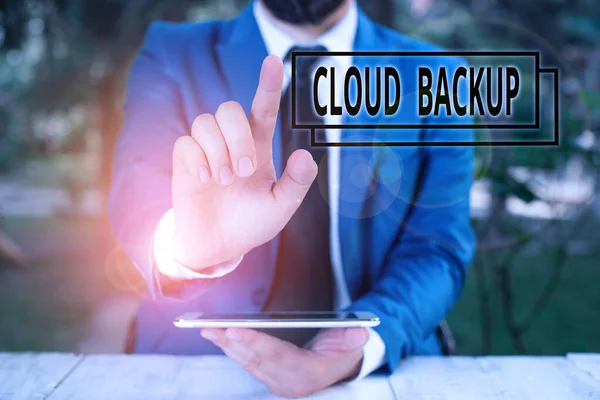 Manuscrito texto escrevendo Cloud Backup. Conceito significado permitir que os clientes para acessar remotamente o provedor é serviços Empresário com dedo apontador na frente dele . — Fotografia de Stock