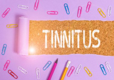 Tinnitus yazılı el yazısı metin. Kavram anlamı Bir zil veya müzik ve kulaklarda ses benzer hissi.