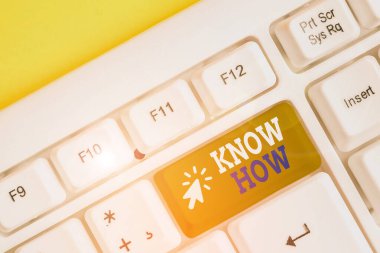 Know How 'u gösteren not yazıyorum. İş fotoğrafı gösterimi Yapacağınız şeyleri öğrenme süreci beyaz arkaplanının üzerinde not kağıdıyla birlikte beyaz pc klavye.