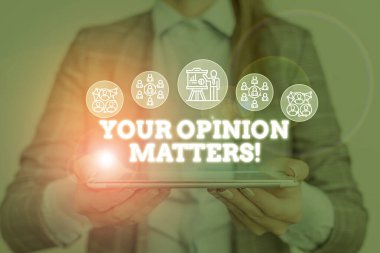 Sizin Görüş Konularda gösteren kavramsal el yazısı. İş fotoğrafı metin sadece kadın sunum akıllı cihaz sunan iş elbisesi giymek söyleniyor bir şey ile aynı fikirde olmadığını göstermektedir.