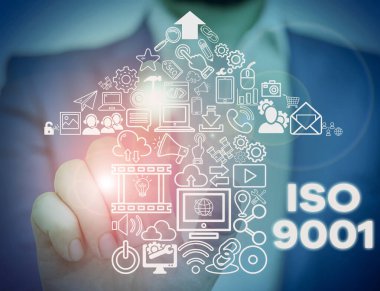 Iso 9001'i gösteren metin işareti. Kavramsal fotoğraf müşterilerinin ihtiyaçlarını karşılamak için yardım kuruluşları tasarlanmış Akıllı cihaz kullanarak sunum sunan erkek giyim resmi iş elbisesi.