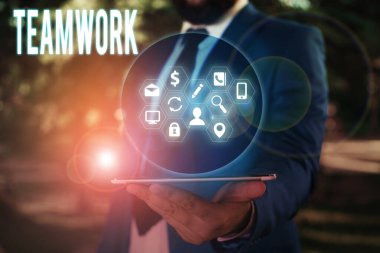 Takım çalışmasını gösteren kavramsal el yazısı. Birlikte çalışan ve aynı amaç için çalışan iş fotoğrafçıları..