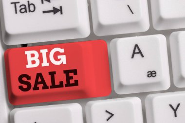 El yazısı metni Big Sale. Kavram demek, ürünleri yüksek indirime sokmak demek. Beyaz arkaplan anahtar alanının üzerinde boş not kağıdı olan büyük fiyat Kara Cuma pc klavyesi..
