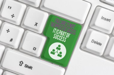 Word yazma metin Başarısızlık Tersi değildir. Başarısızlık için İş kavramı Başarının Zıttı Değil Başarının Bir Parçası Beyaz bilgisayar klavyesi beyaz arka plan tuşu üzerinde boş not kağıdı ile