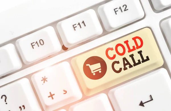 Signo de texto que muestra Cold Call. Foto conceptual Llamada no solicitada hecha por alguien que intenta vender bienes o servicios Teclado de PC blanco con papel de nota vacío sobre el espacio de copia de clave de fondo blanco . —  Fotos de Stock