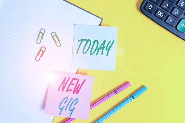 Tekstbord met New Gig. Conceptuele foto aan het werk Live bijwonen Concert Gigabyte Freelancer aanbod Leeg blauw papier met kopieerruimte paperclips en potloden op de gele tafel. — Stockfoto