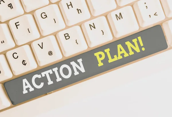 Konzeptionelle Handschrift mit Aktionsplan. Business-Fototext vorgeschlagene Strategie oder Vorgehensweise für bestimmte Zeit weiße PC-Tastatur mit Notizpapier über weißem Hintergrund. — Stockfoto