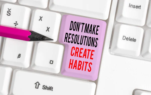 Χειρόγραφο κείμενο γραφής Don T Make Resolutions Create Habits. Έννοια που σημαίνει ρουτίνας για την καθημερινή για την επίτευξη των στόχων Λευκό πληκτρολόγιο PC με άδειο χαρτί σημείωμα πάνω από το λευκό φόντο κλειδί αντίγραφο χώρο. — Φωτογραφία Αρχείου