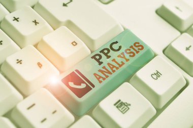 PPC Analizi 'ni gösteren metin işareti. Web sitelerine trafiği yönlendirmek için kullanılan kavramsal fotoğraf internet reklam modeli beyaz arkaplan anahtar alanının üzerinde boş not kağıdıyla birlikte beyaz pc klavye.