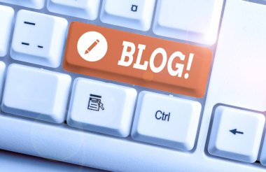 Kelime yazma metin günlüğü. Düzenli olarak güncellenen web sitesi veya web sayfası için beyaz arkaplan anahtar alanının üzerinde boş not kağıdı bulunan bir kişi veya grup White pc klavyesi konsepti.