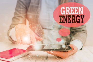 Yeşil Enerji 'yi gösteren mesaj işareti. Kavramsal fotoğraf doğal kaynaklardan gelmektedir ve ekosistem kadın giyimine zarar vermemektedir..