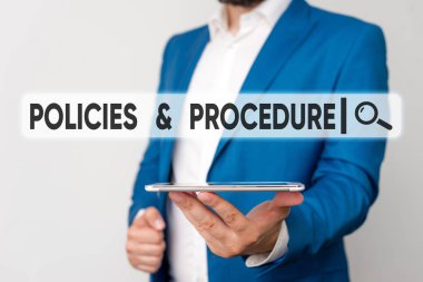 Politikaları ve prosedürleri gösteren metin işareti. Kavramsal fotoğraf listesi, müşteri ve alıcı haklarını tanımlar. Mavi süitli ve beyaz gömlekli adamın elinde cep telefonu bulunur..