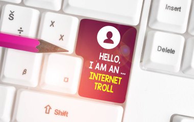 Merhaba Ben Bir İnternet Trolüyüm 'ü gösteren kavramsal el yazısı. Sosyal medya sorunları gösteren iş fotoğrafı tartışmaları beyaz arkaplan üzerinde not kağıdı ile beyaz pc klavye tartışmaları.