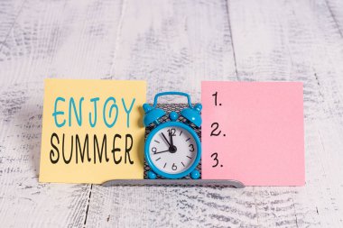 Yazın tadını çıkar yazan bir mesaj. Kavramsal fotoğraf okuldan uzaklaşmak ve tatilleri plajda geçirmek..