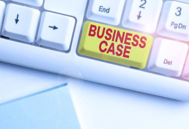 Business Case 'i gösteren bir not yazıyorum. İş fotoğrafı gösterme Teklifi Sözlü Sunum Yeni Görev Beyaz pc klavyesi beyaz arkaplan üzerinde not kağıdı.