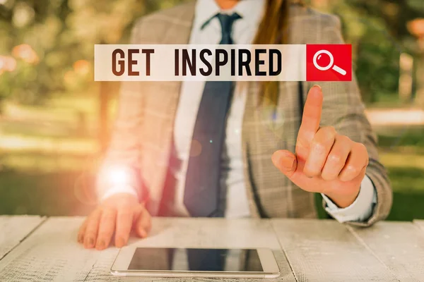 Word tekstschrijver Laat je inspireren. Zakelijk concept voor het maken van iemand hebben een bijzonder sterk gevoel of reactie Vrouwelijke zakelijke persoon zitten aan tafel met mobiele telefoon. — Stockfoto