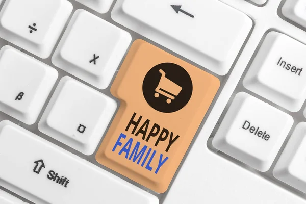 Pisanie tekstu Happy Family. Koncepcja biznesowa dla członków rodziny przebywających razem spędzających czas wysokiej jakości Biała klawiatura PC z pustym papierem notatkowym powyżej białego klawisza tła. — Zdjęcie stockowe