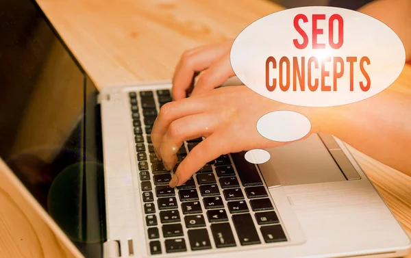 Tekst schrijven Seo Concepts. Business concept voor een proces van het verhogen van de kwaliteit van de website verkeer vrouw laptop computer smartphone mok kantoor levert technologische apparaten. — Stockfoto