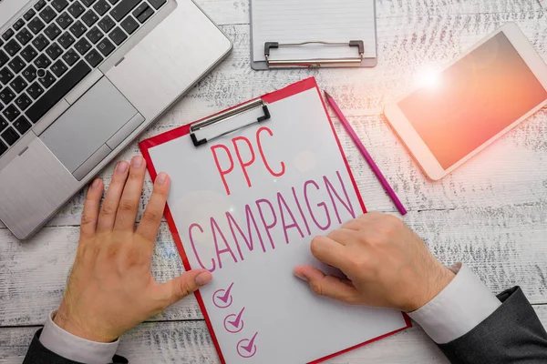 Schrijfbriefje met Ppc-campagne. Zakelijke foto presentatie gebruik pc om hun producten en diensten te promoten. — Stockfoto