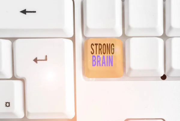 Texto de caligrafia Strong Brain. Conceito que significa próprias atitudes firmes e opiniões e não são facilmente influenciados Teclado de PC branco com papel de nota vazio acima espaço de cópia de chave de fundo branco . — Fotografia de Stock