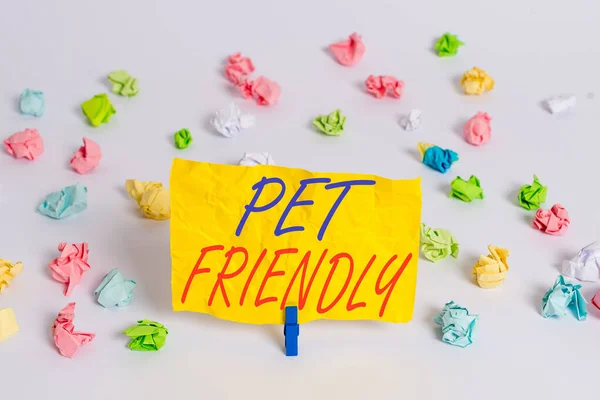 Palavra escrita texto Pet Friendly. Conceito de negócio para usado para descrever um lugar que é adequado ou permitido para animais de estimação Papel enrugado colorido lembrete vazio fundo branco clothespin . — Fotografia de Stock