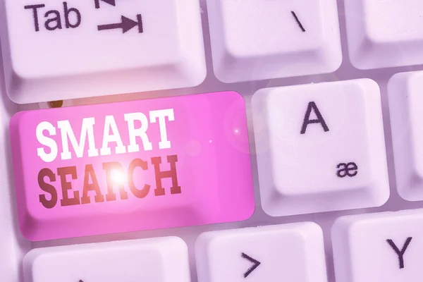 Texto de escritura a mano Smart Search. Concepto que significa herramienta utilizada en el software de grabación para buscar basado en el movimiento Teclado blanco de la PC con el papel de nota vacío sobre el espacio de copia de la llave del fondo blanco . —  Fotos de Stock