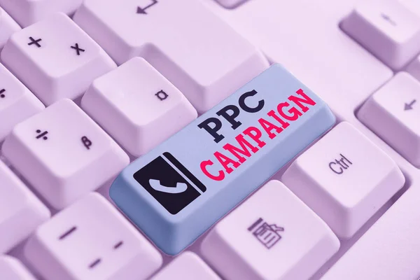 Tekstbord met Ppc-campagne. Conceptuele foto gebruik pc om hun producten en diensten te promoten Witte pc toetsenbord met lege nota papier boven witte achtergrond toets kopieerruimte. — Stockfoto