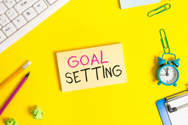 Handwriting text Goal Setting. Concept meaning process of identifying something that you want to accomplish Flat lay above copy space on the white crumpled paper. — Stockfoto