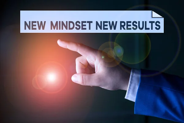 Escrevendo nota mostrando New Mindset New Results. Foto de negócios mostrando Aberto para Oportunidades Sem Limites Pense Maior Isolado mão apontando com o dedo. Conceito de negócio dedo apontador . — Fotografia de Stock