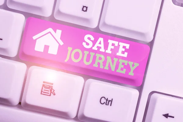 Sms-bord met veilige reis. Conceptuele foto beleefde manier van wensen iemand een veilige reis of Safe Travel White pc toetsenbord met lege nota papier boven witte achtergrond sleutel kopieerruimte. — Stockfoto