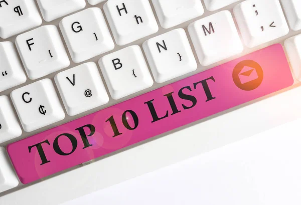 Tekstbord met de Top 10 lijst. Conceptuele foto de tien meest belangrijke of succesvolle items in een bepaalde lijst wit PC-toetsenbord met lege notitie papier boven witte achtergrond sleutel kopiëren ruimte. — Stockfoto