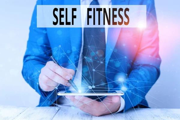 Tekstbord met Self Fitness. Conceptuele foto staat van gezondheid en welzijn en de mogelijkheid om uit te voeren Man menselijke dragen formele werkpak presentatie met behulp van slimme apparaat. — Stockfoto