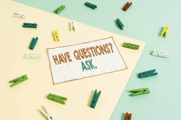 Scrivere a mano concettuale mostrando Hanno Domande Domanda Fai. Testo della foto aziendale che chiede a qualcuno di rispondere con un feedback Colorato clothespin carta promemoria con sfondo giallo blu . — Foto Stock