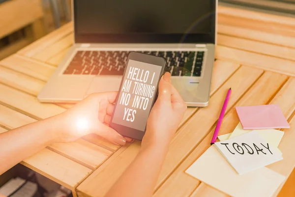 Hello 을 보여 주는 문자 표지판은 yes 로 변하고 있어요. 음성을 긍정적 인 여성용 노트북 컴퓨터 스마트폰 사무실로 바꾸는 개념적 인 사진 설득력은 기술 장치를 제공 한다. — 스톡 사진