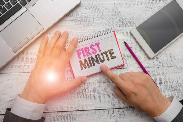 Handschrifttekst First Minute. Concept betekent promotionele aanbiedingen duren binnen een zeer korte tijd. — Stockfoto
