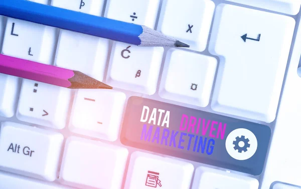 Data Driven Marketing 'in el yazısı. Beyaz arkaplan anahtar alanının üzerinde boş not kağıdıyla etkileşimlerden yola çıkarak oluşturulan İç Görüş Analizi üzerine kurulmuş bir strateji kavramı. — Stok fotoğraf