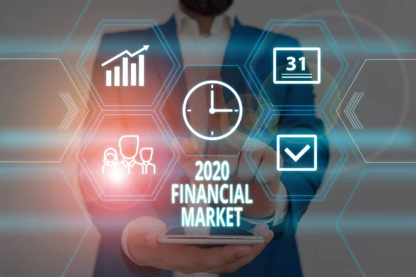 Signo de texto que muestra el mercado financiero 2020. Lugar de foto conceptual donde el comercio de acciones, bonos, monedas Hombre traje de trabajo formal desgaste presentando presentación utilizando dispositivo inteligente . —  Fotos de Stock